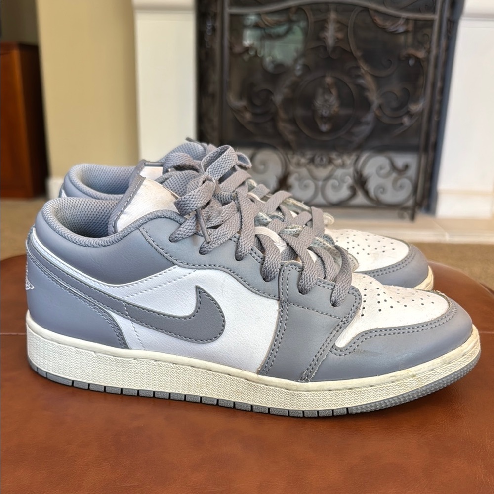 Nike Gray and White Low-Top Sneakers - Picture 2 of 10